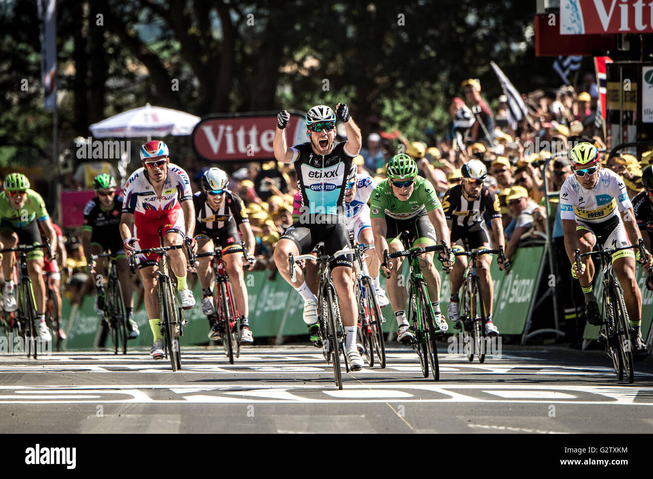 08.07.2015 Fougeres, Francia. Mark Cavendish festeggia vincendo la fase 7 del Tour de France Livarot di Fougeres. Foto Stock