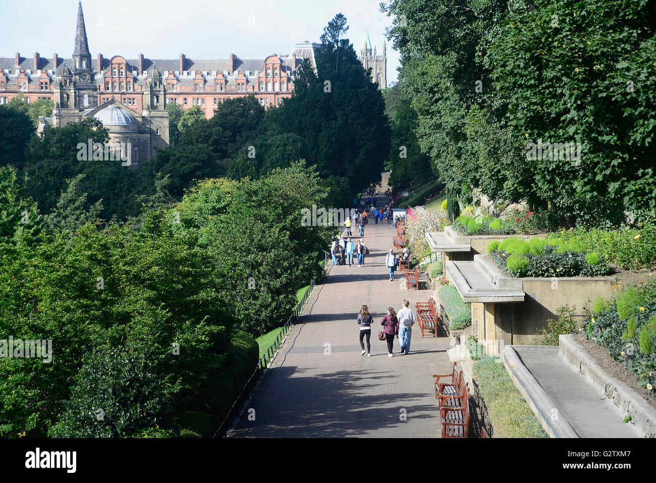 La Scozia, Edimburgo, i giardini di Princes Street, a ovest di Princes Street Gardens con gente che cammina nel sole. Foto Stock