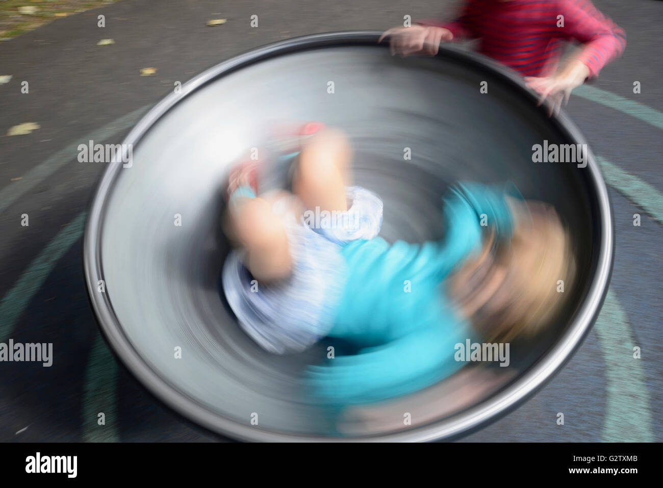 La Scozia, Edimburgo, i giardini di Princes Street e i bambini a giocare a zona, a ovest di Princes Street Gardens. Foto Stock