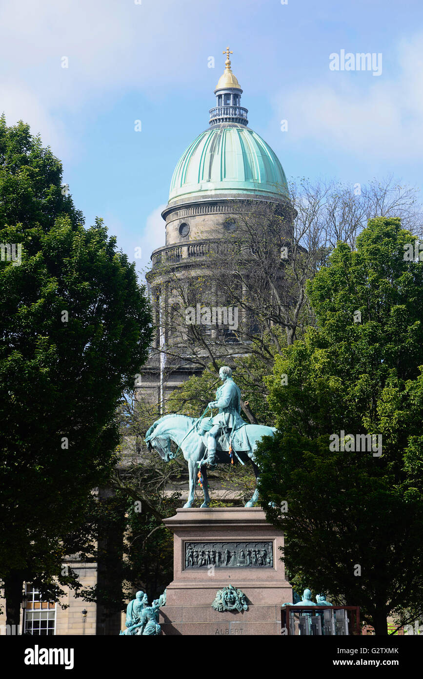 La Scozia, Edimburgo, Charlotte Square, equestre Albert Memorial statua in Charlotte Square Gardens con la cupola di West Register House.. Foto Stock