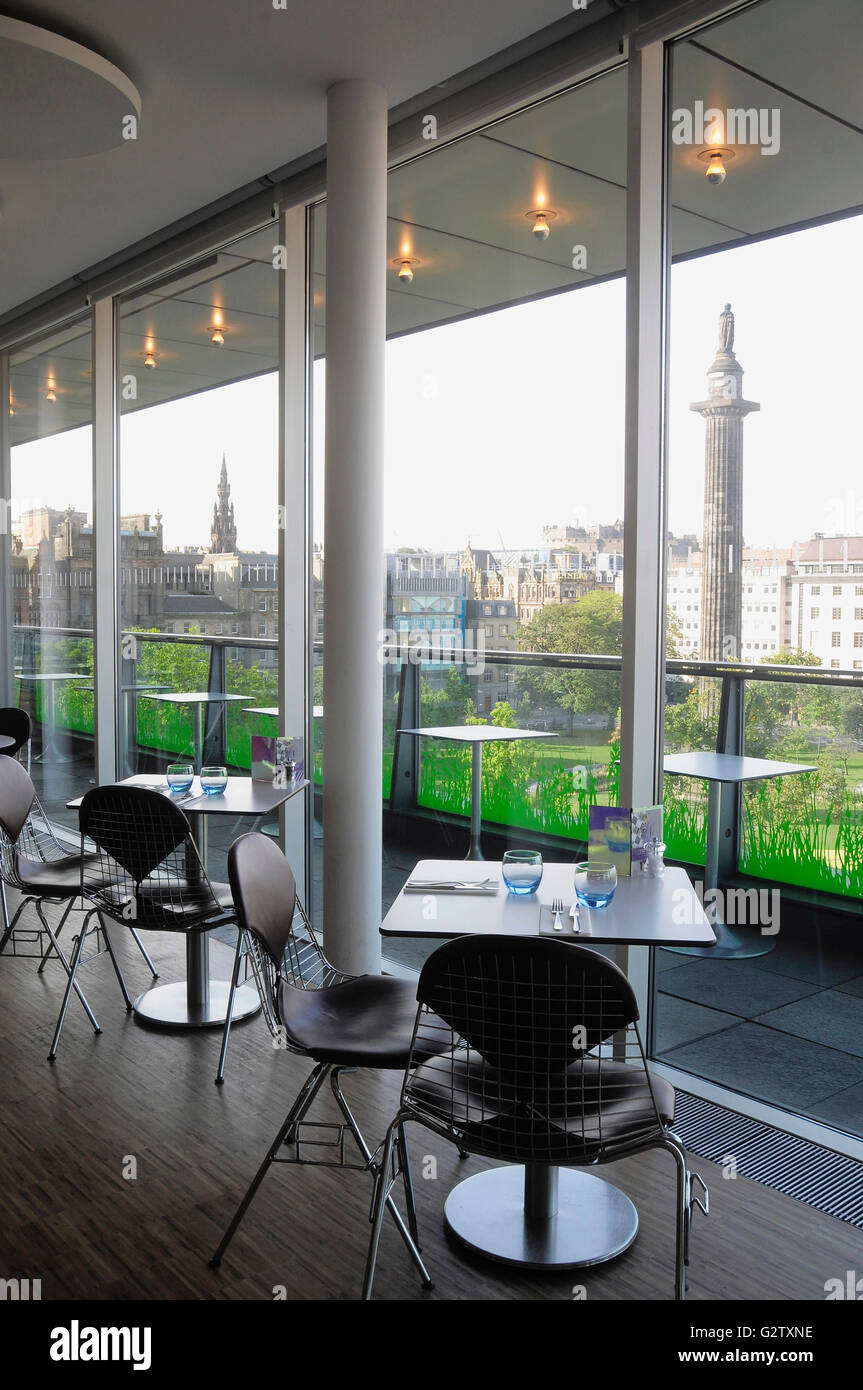 La Scozia, Edimburgo, Harvey Nichols su St Andrew Square. Vista su tutta la piazza dal NIC Havey quarto piano ristorante. Foto Stock