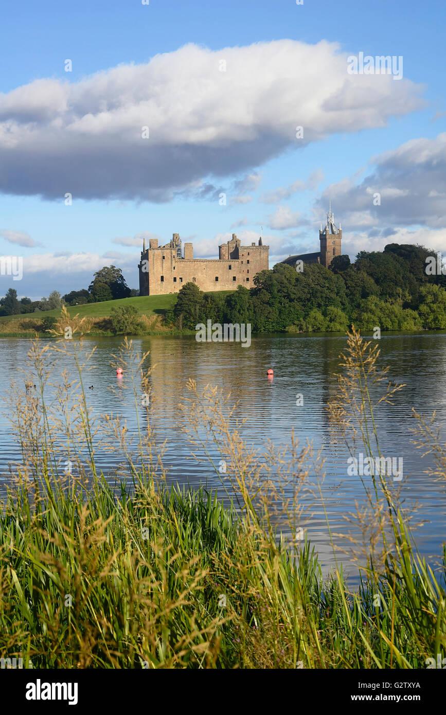 La Scozia, Edimburgo, Linlithgow Palace attraverso Linlithgow Loch. Foto Stock