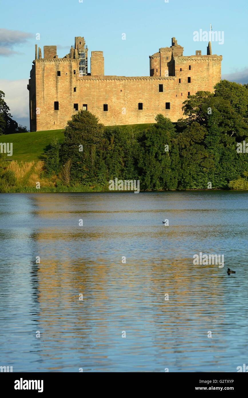 La Scozia, Edimburgo, Linlithgow Palace attraverso Linlithgow Loch. Foto Stock