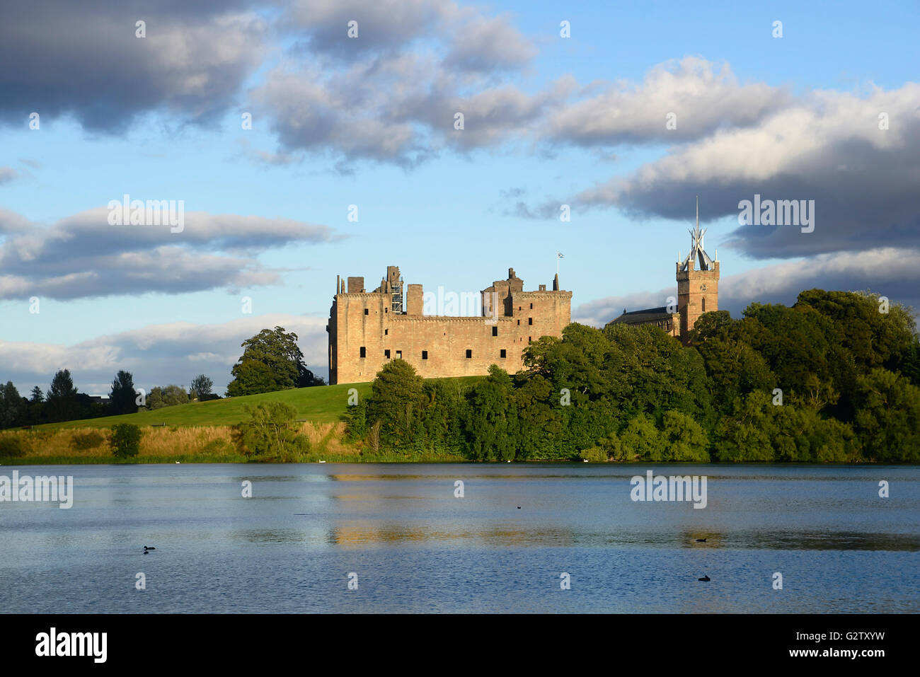 La Scozia, Edimburgo, Linlithgow Palace attraverso Linlithgow Loch. Foto Stock