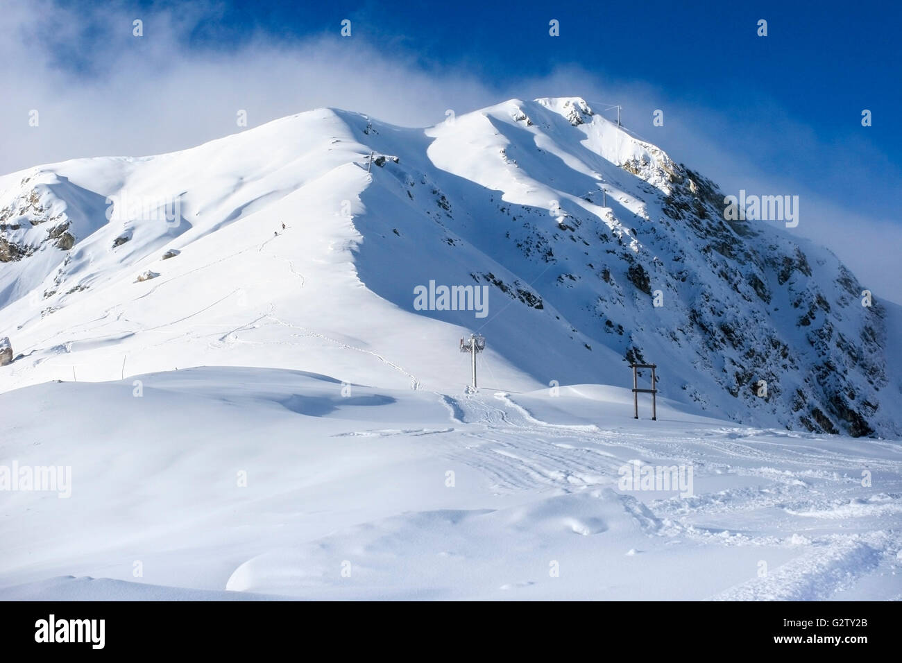 Les Arcs 2000 area sciistica in Francia con due sciatori rendendo il loro modo per la parte superiore a piedi per un incredibile fuori-pista di corsa verso il basso Foto Stock