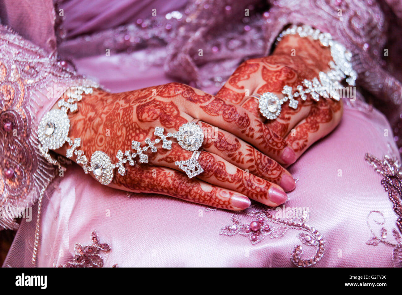 Henna (Mehndi) Pelle di decorazioni su un musulmano sposa Foto Stock