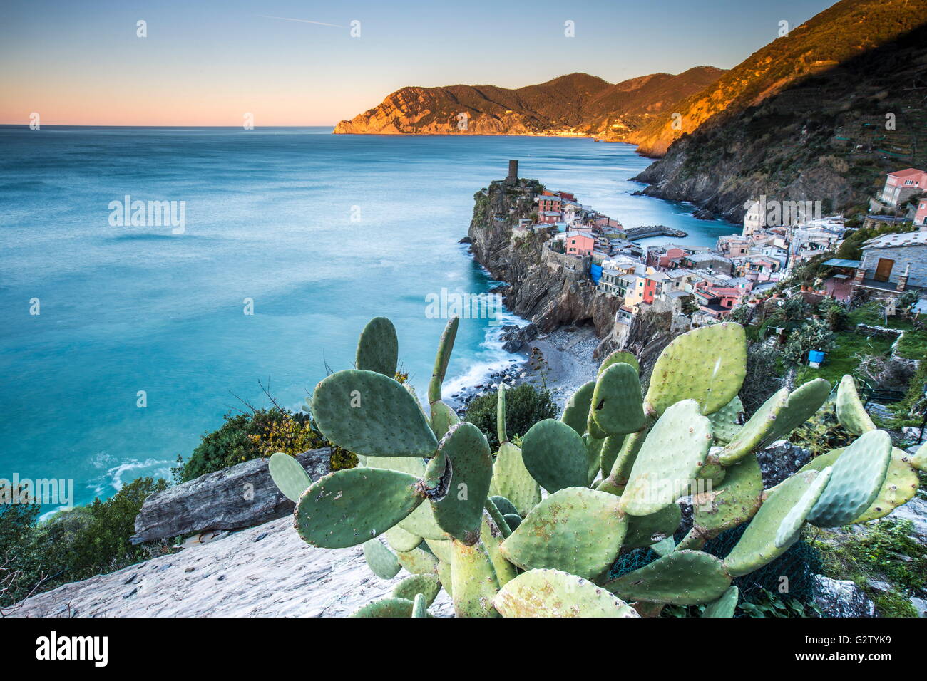 Vista del tipico villaggio di Vernazza circondato dal blu del mare e la luce dell'alba Cinque Terre Liguria Italia Europa Foto Stock