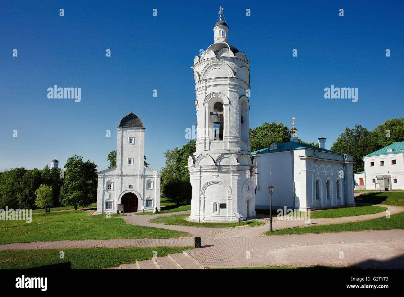 San Giorgio Torre Campanaria (centro) e Torre Vodovzvodnaya (sinistra). Kolomenskoe Museum-Reserve, Mosca, Russia. Foto Stock