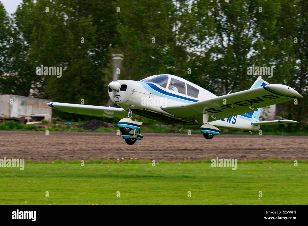 Piper PA-28-140 Cherokee G-TEWS il decollo da Breighton Airfield Foto Stock