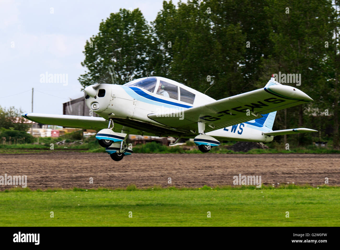 Piper PA-28-140 Cherokee G-TEWS il decollo da Breighton Airfield Foto Stock