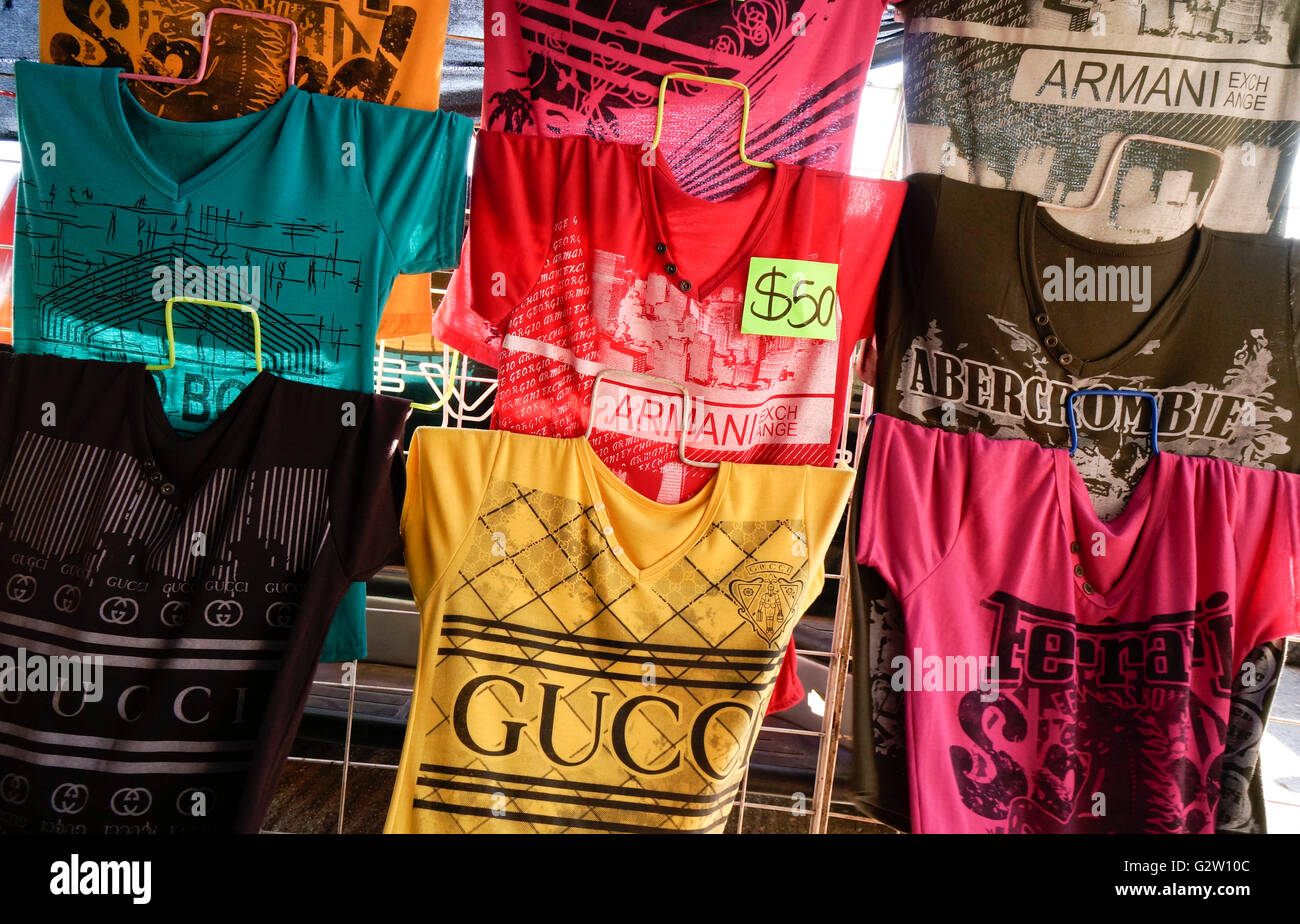 Abbigliamento venduto in un mercato messicano che sono falsi marchi. Acapulco, Messico Foto Stock