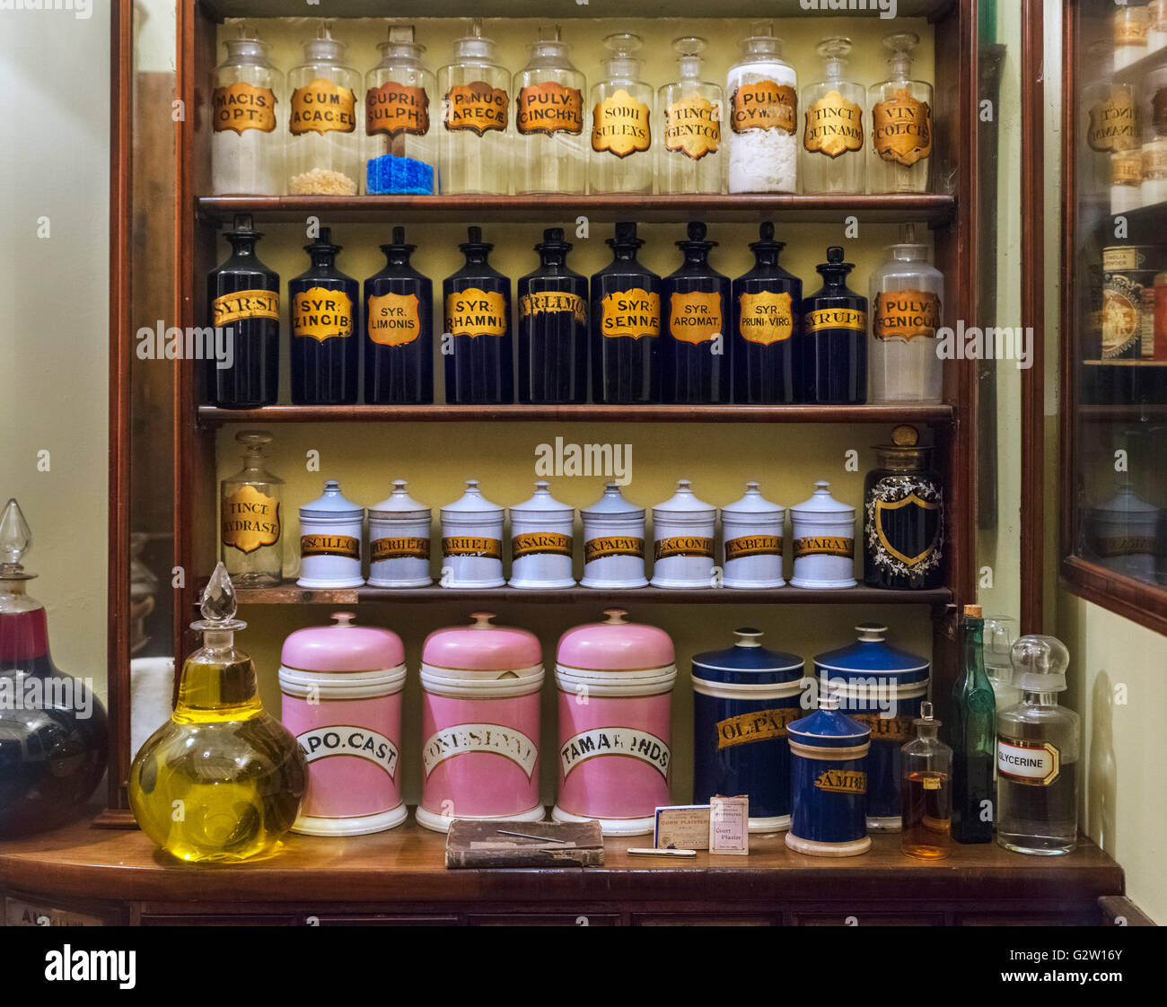 Riproduzione di una farmacia in epoca vittoriana, il Museo di Londra, London, Regno Unito Foto Stock
