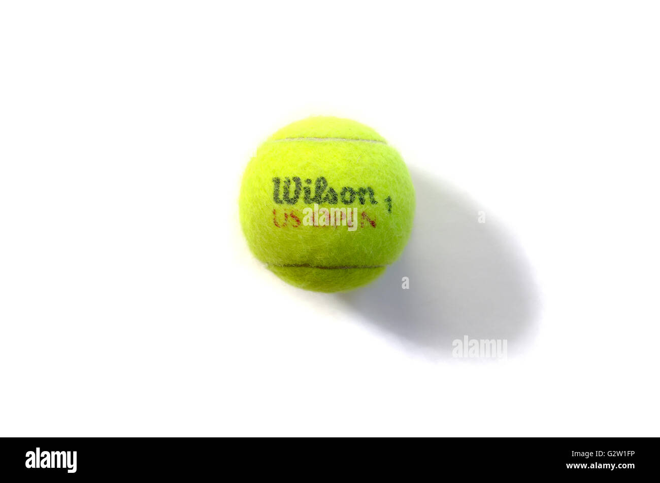 Un Wilson US Open Tennis palla fotografati contro uno sfondo bianco. Foto Stock