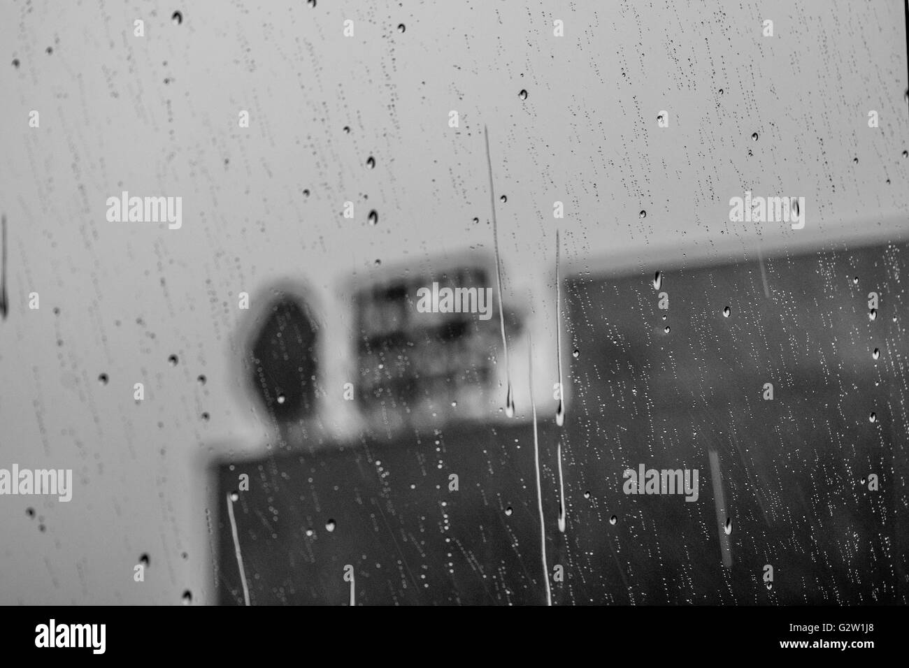 La pioggia sulla finestra Foto Stock
