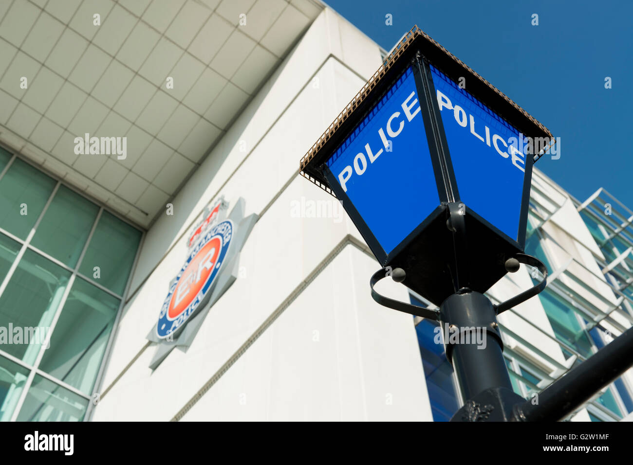 Una lampada di polizia al di fuori della Greater Manchester Questura situato nel Central Park in Newton Heath area della città Foto Stock