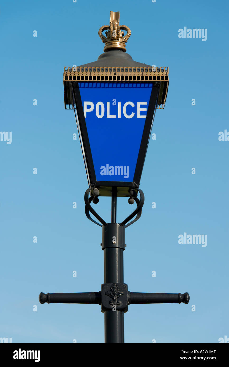 Una lampada di polizia al di fuori della Greater Manchester Questura situato nel Central Park in Newton Heath area della città Foto Stock