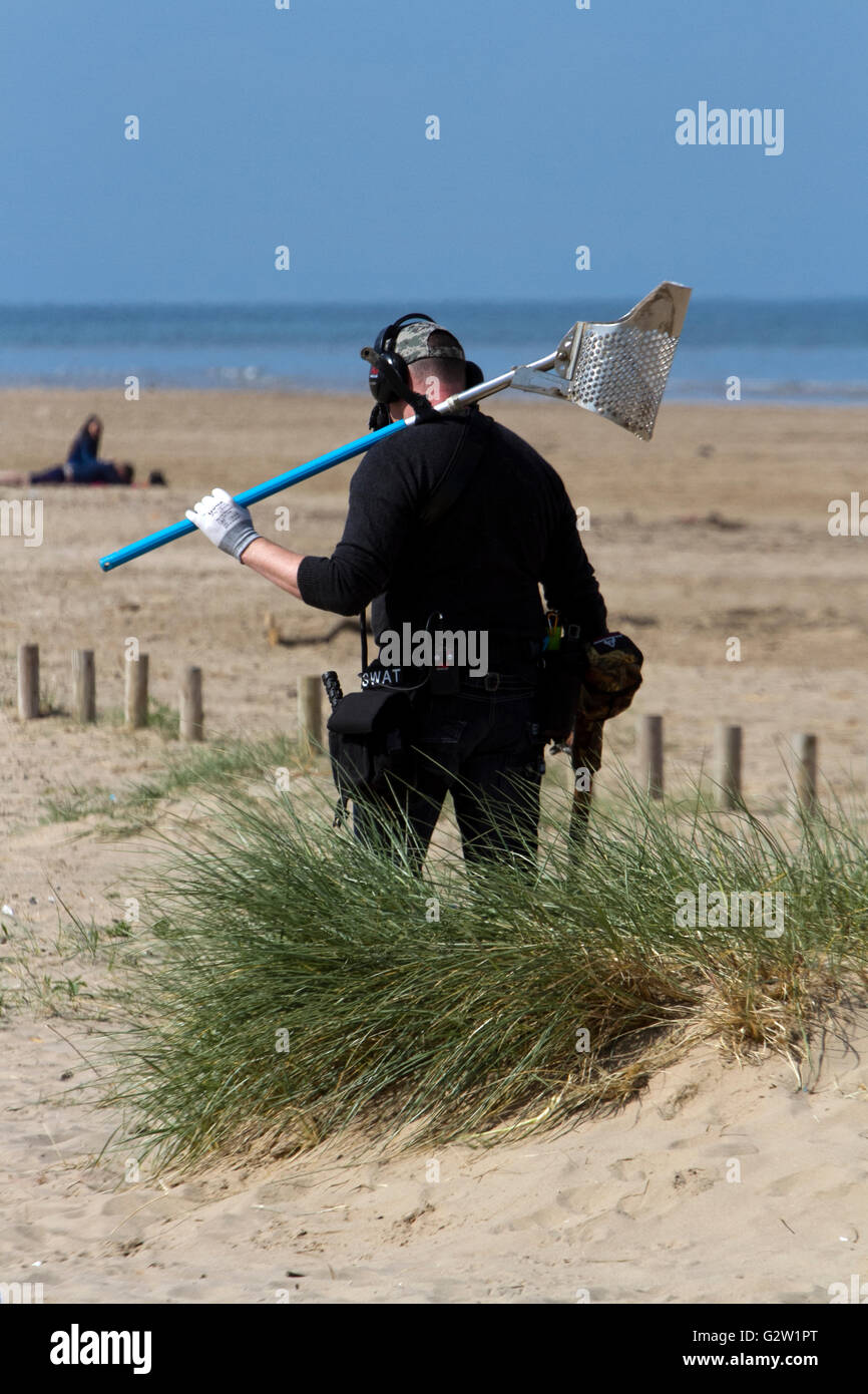 Rilevamento di metallo sulla spiaggia Ainsdale, Southport, Mertseyside, Regno Unito, Foto Stock