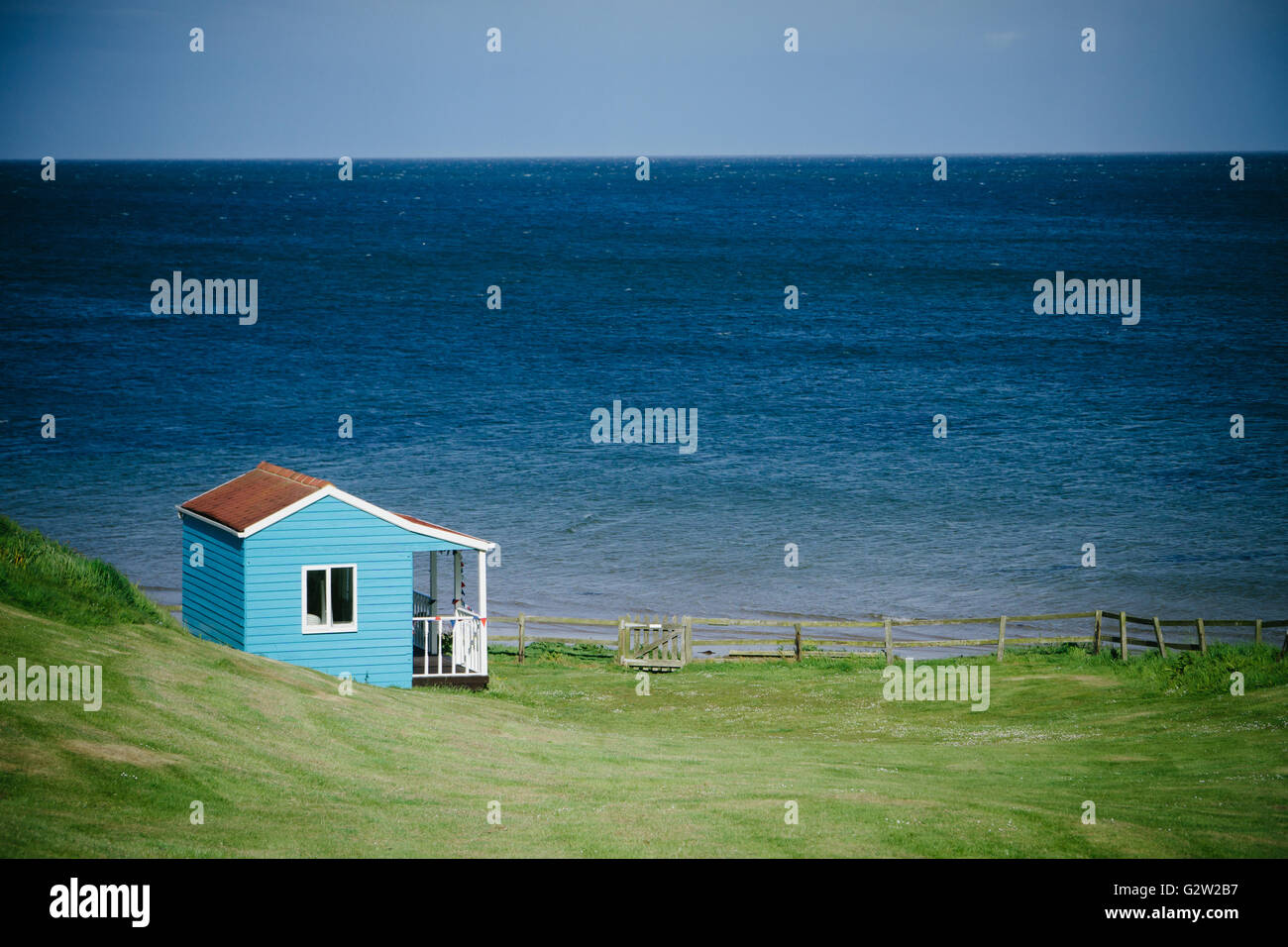 Luxury blue beach hut sulla appartata costa Northumberland Foto Stock