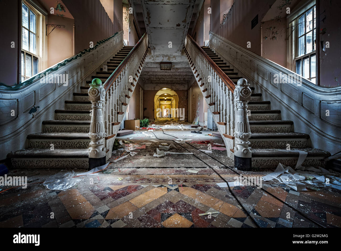 Ingresso principale con scale simmetriche di un abbandonato ospedale psichiatrico (demolita nel 2015) Foto Stock