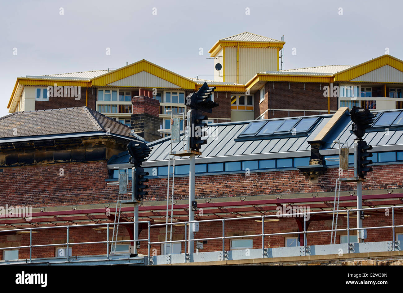 Verniciato giallo sofits di Wakefield appartamenti al di là del nuovo tetto di Wakefield Kirkgate stazione ferroviaria. Foto Stock