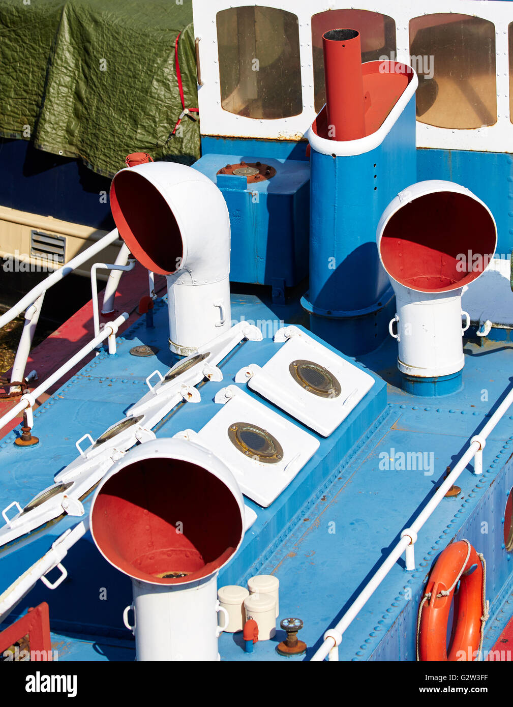 Sovrastruttura colorati di piccola nave o imbarcazione dipinto in rosso, bianco e blu con tromba tradizionale di ventilazione sul ponte. Foto Stock