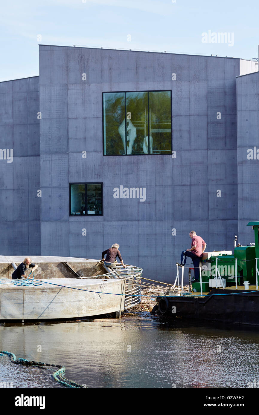Gli uomini si tenta di rimuovere una chiatta da la diga sul fiume Calder al di fuori della Hepworth, Wakefield Foto Stock