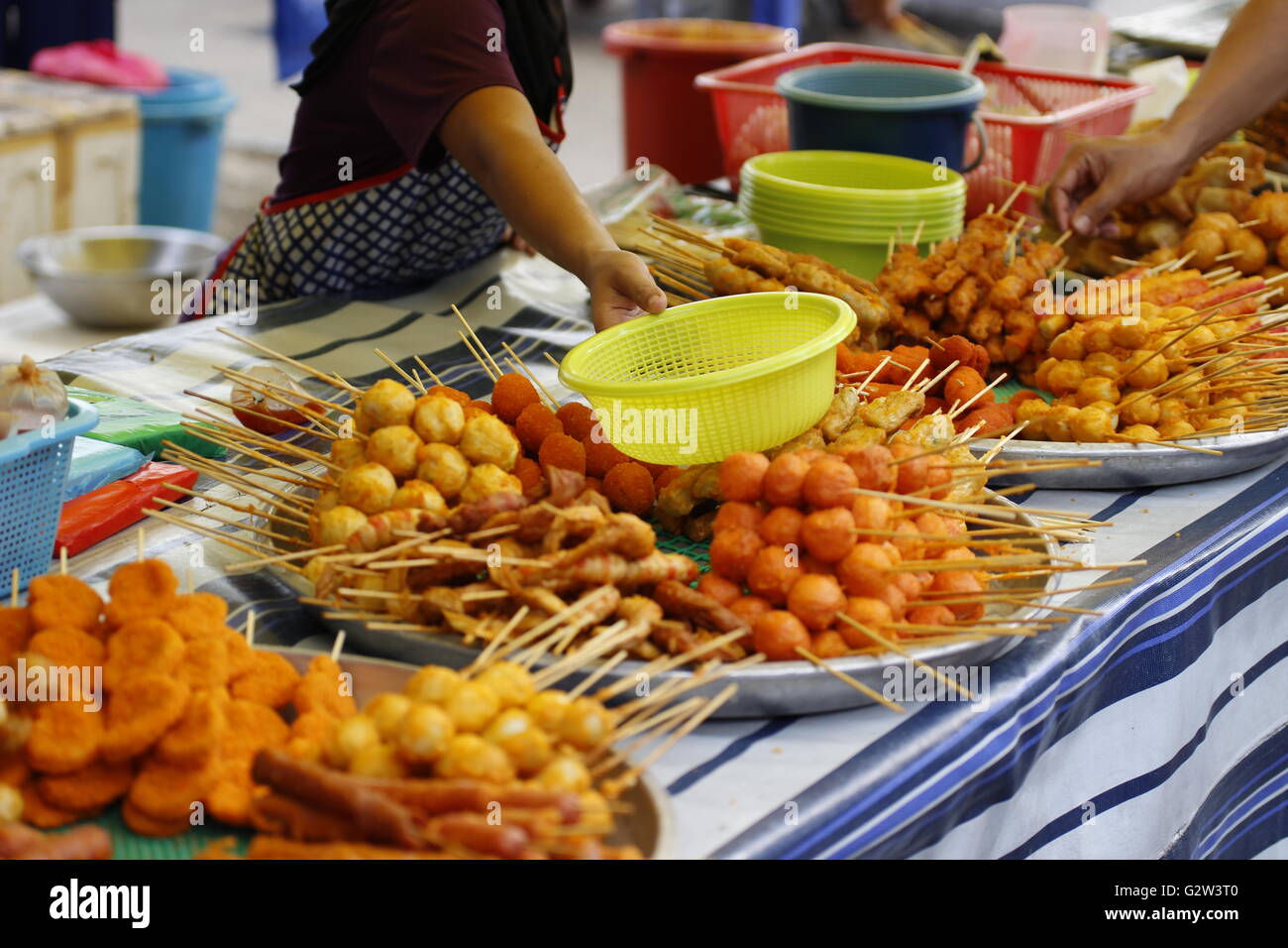 Malaysian street bancarella vendendo vari tipi di pepite di fritte e polpette di pesce su bastoni Foto Stock