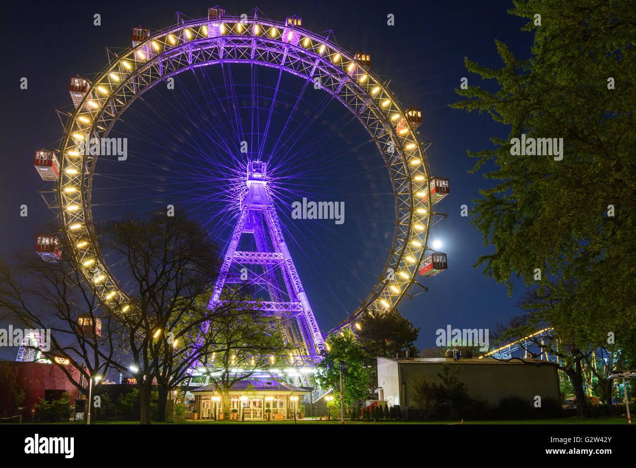 Ruota panoramica Ferris e Carosello altalene Praterturm ' ' nel Prater alla luna piena, Austria, Vienna Wien Foto Stock