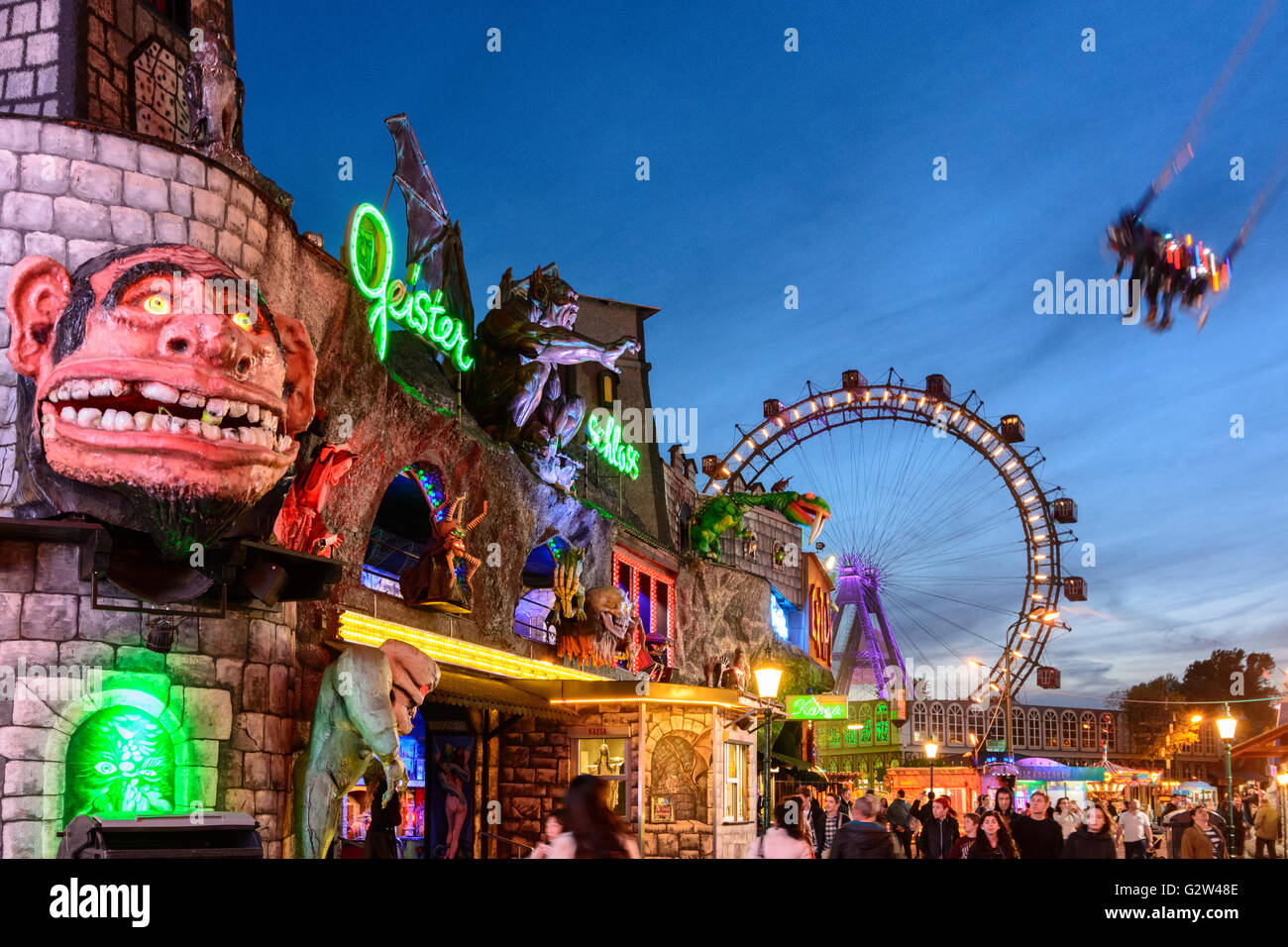 Prater con haunted castle , ruota panoramica e oscillazione Tornado ' ', Austria, Vienna Wien Foto Stock