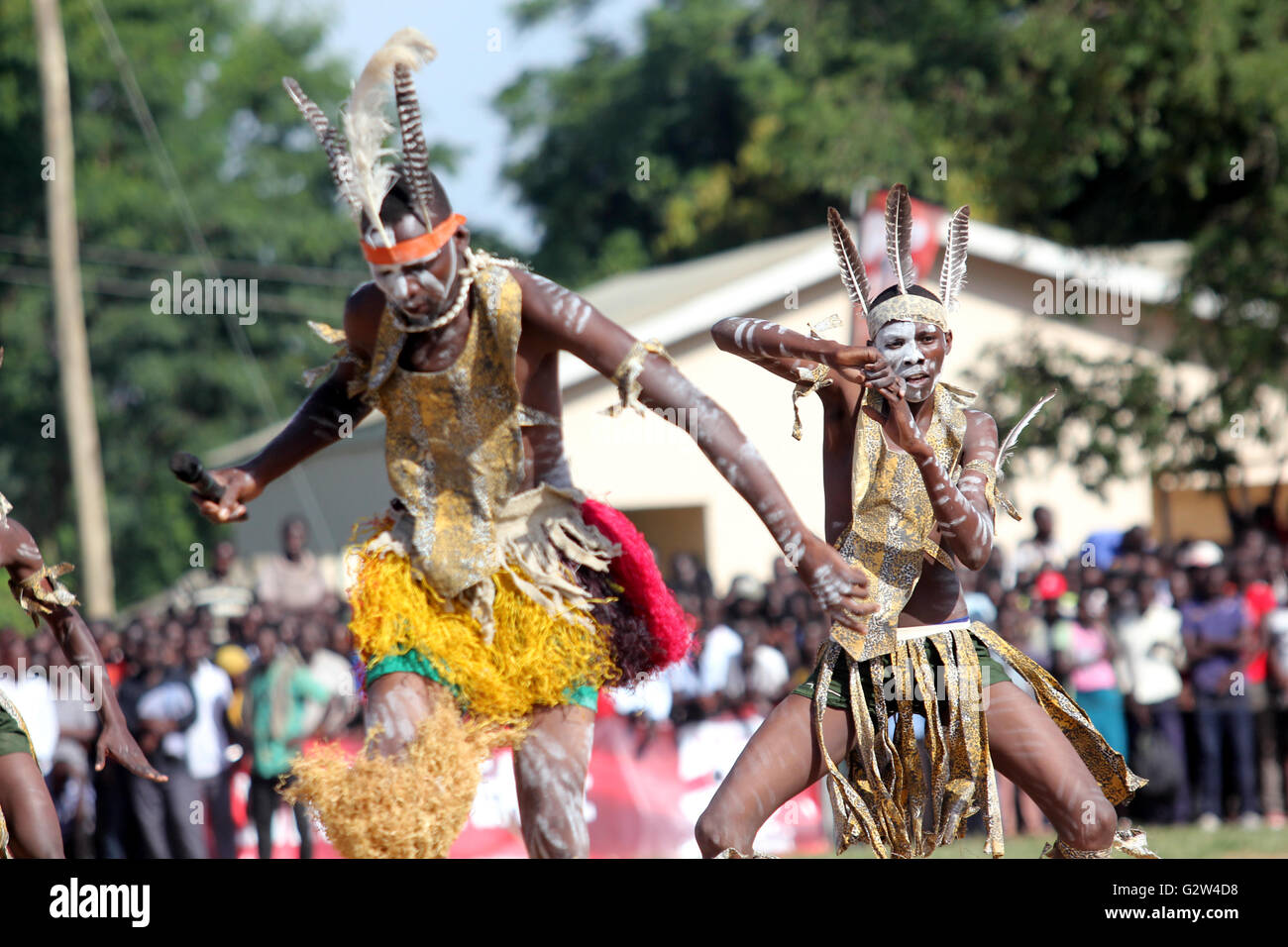 Ballerini tradizionali di intrattenere ospiti in Uganda. La musica e la danza sono molto elementi cruciali della società africana Foto Stock