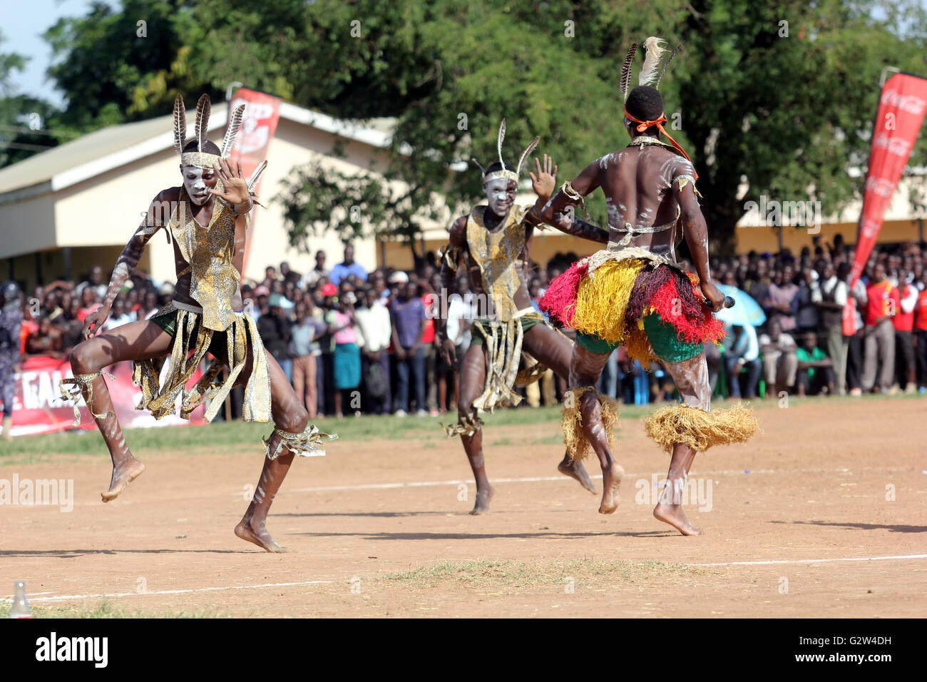 Ballerini tradizionali di intrattenere ospiti in Uganda. La musica e la danza sono molto elementi cruciali della società africana Foto Stock