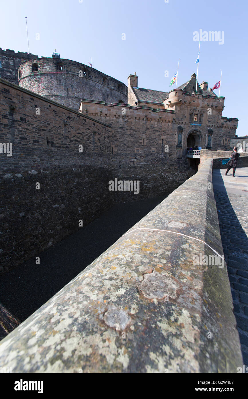 Città di Edimburgo in Scozia. Pittoresca vista sul Castello di Edimburgo il fossato ed esplanade ingresso al castello. Foto Stock