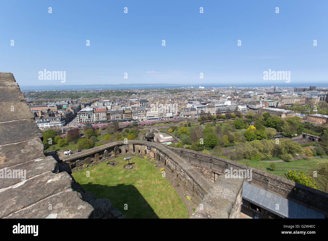 Città di Edimburgo in Scozia. Vista in elevazione del centro di Edimburgo con Leith e il Firth of Forth nel lontano sullo sfondo. Foto Stock