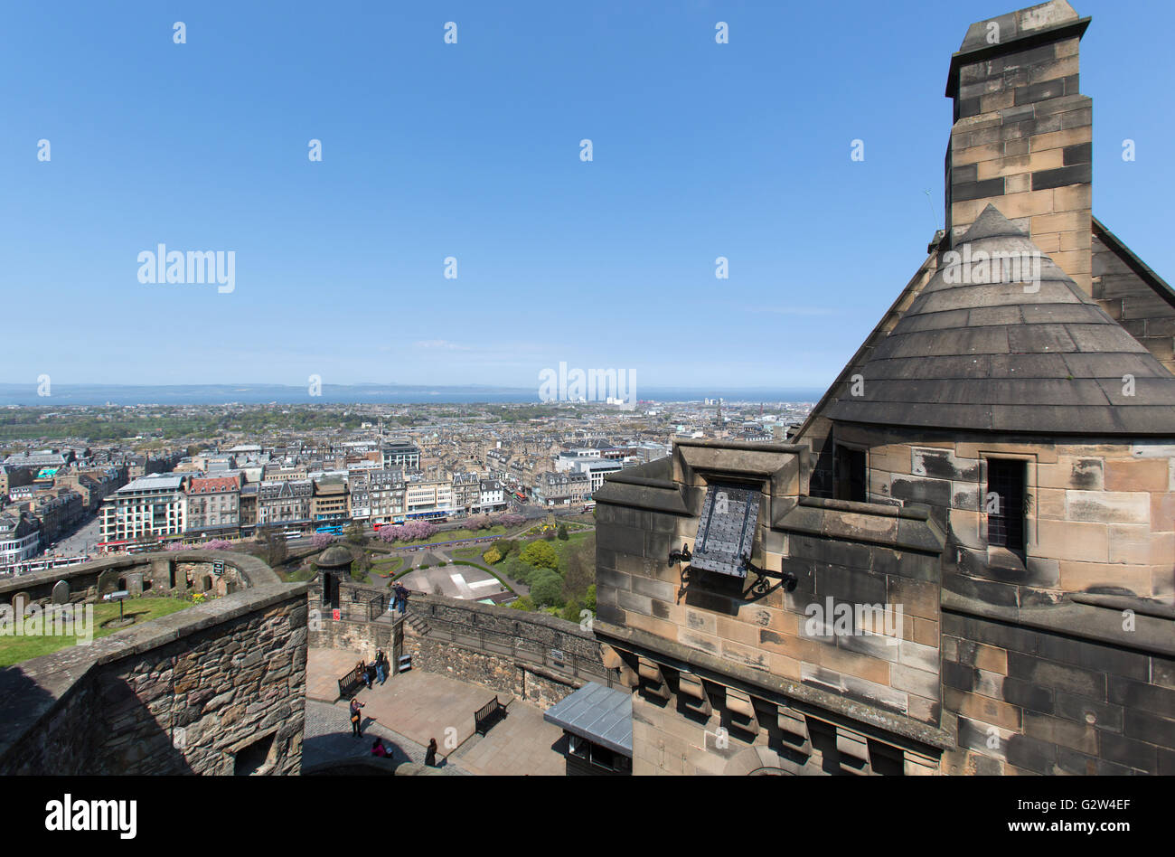 Città di Edimburgo in Scozia. Il Castello di Edimburgo Argyll sul tetto della Torre con vista guardando sopra il centro della città in direzione di Leith. Foto Stock