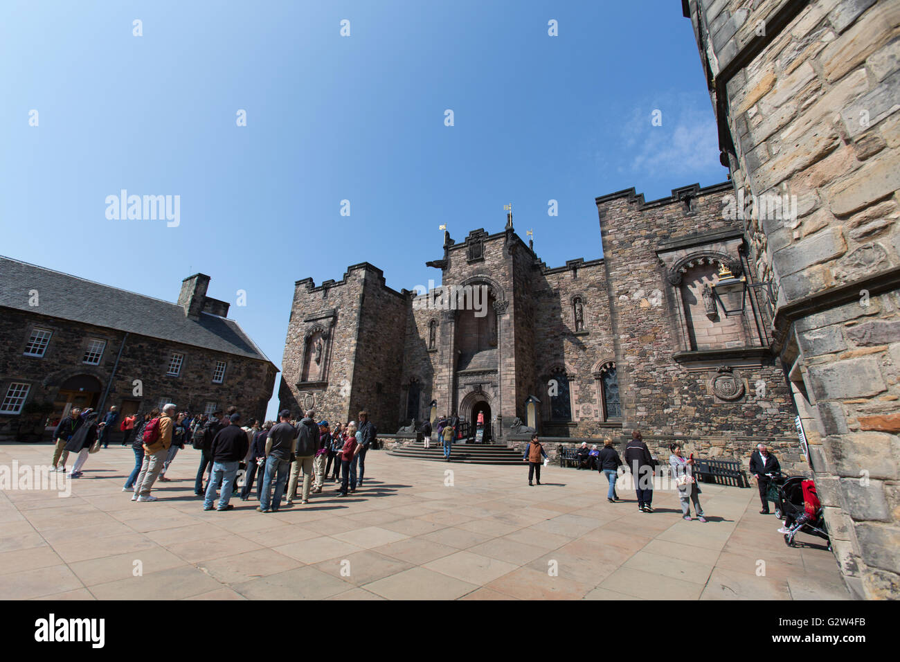 Città di Edimburgo in Scozia. Vista pittoresca di turisti ad esplorare il Castello di Edimburgo's Crown Square. Foto Stock