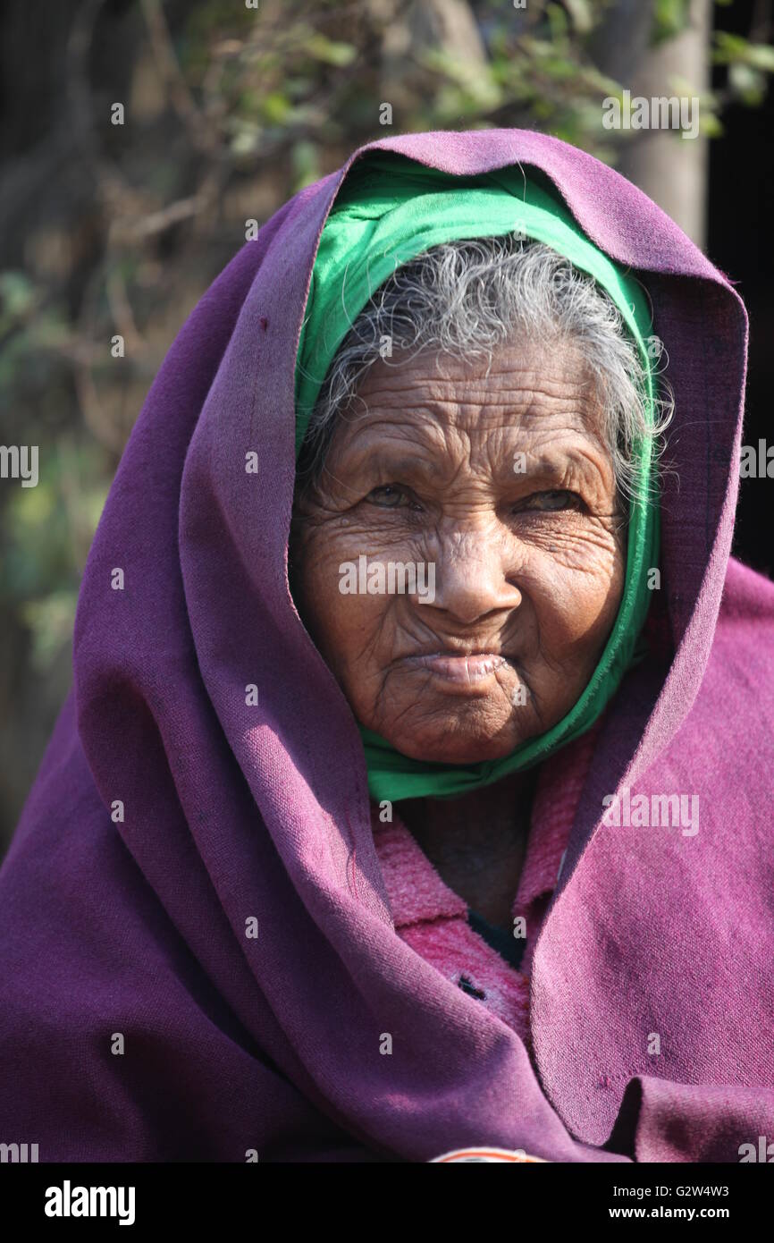 Ritratto di una vecchia donna del villaggio vicino a raiganj,nel Bengala occidentale Foto Stock