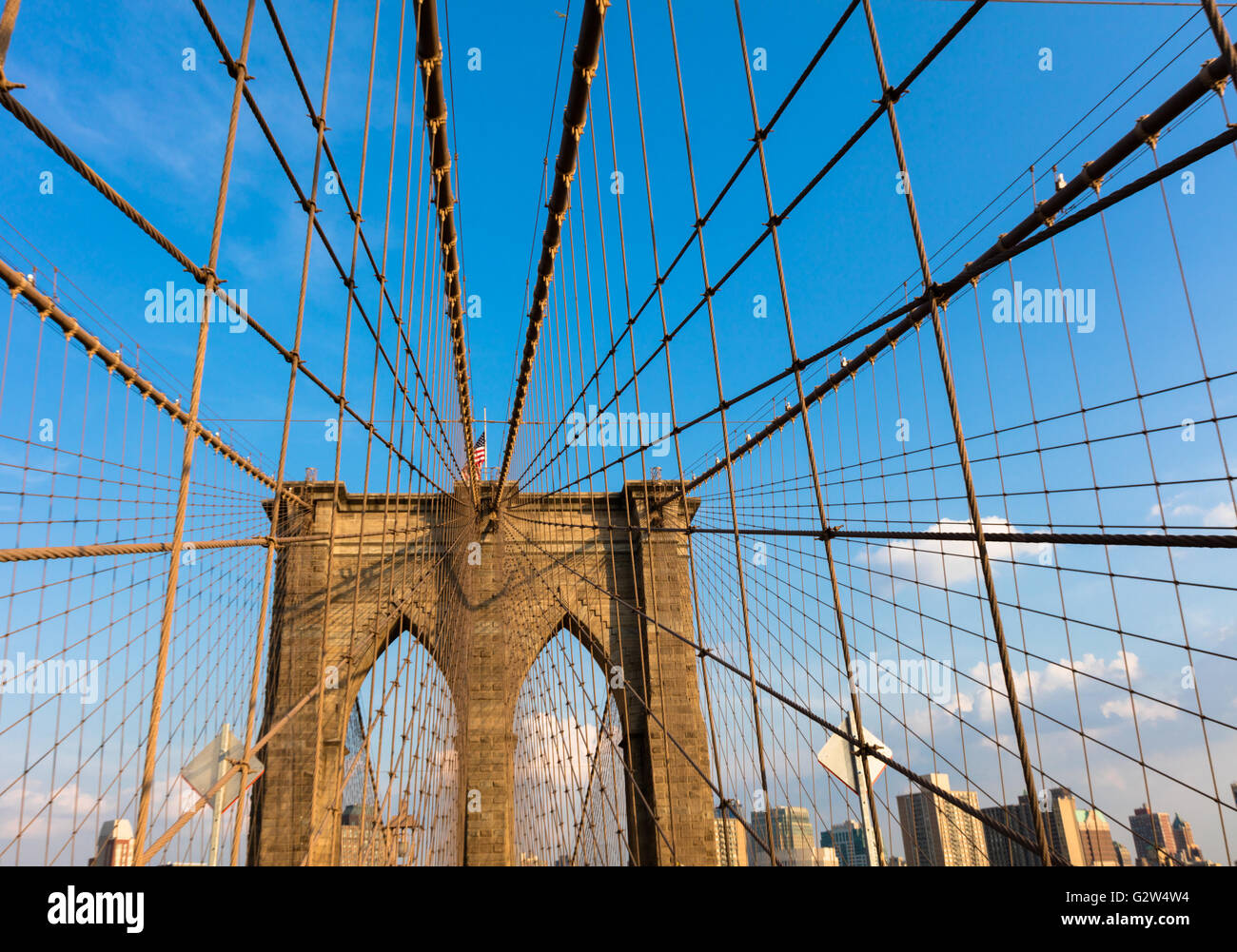 Il Ponte di Brooklyn a New York City è uno dei più antichi ponti negli Stati Uniti. Completato nel 1883, si collega il bor Foto Stock