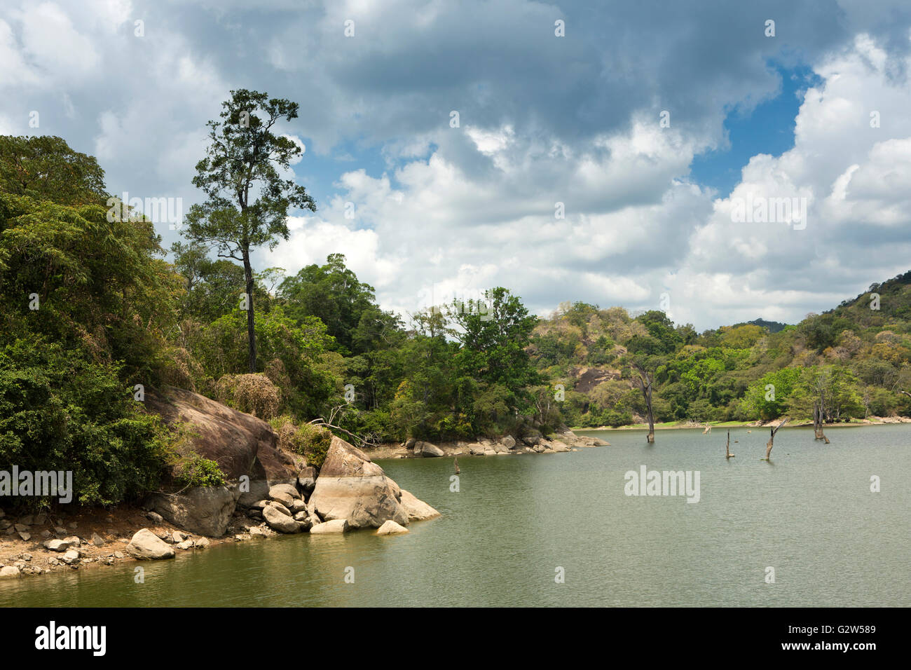 Sri Lanka, provincia di Uva, Moneragala, Buduruwagala serbatoio, il lago artificiale di alimentazione acqua Foto Stock