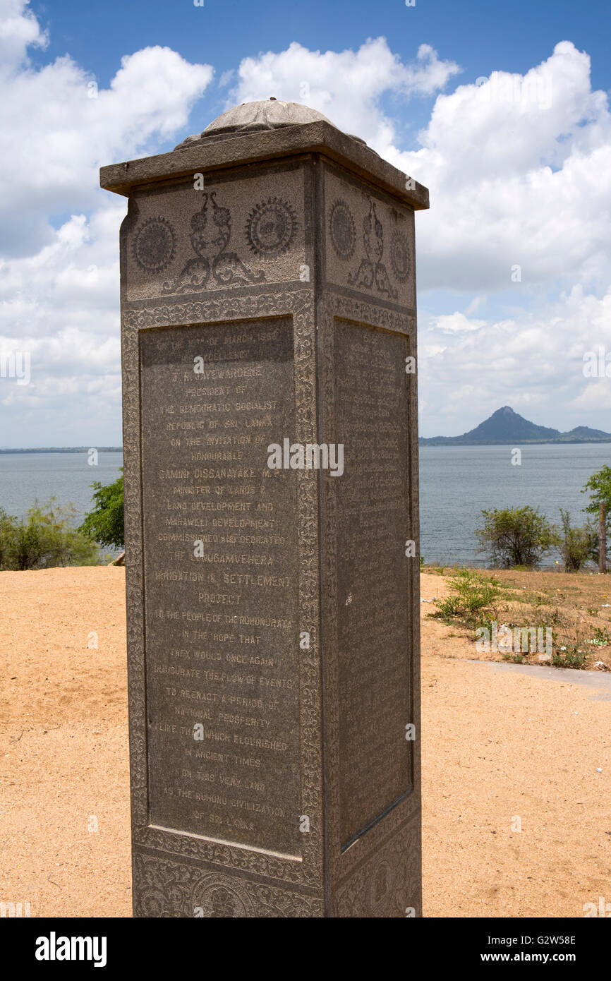 Sri Lanka, Lunugamvehera National Park, Lugumvahera serbatoio, pietra commemorativa Foto Stock