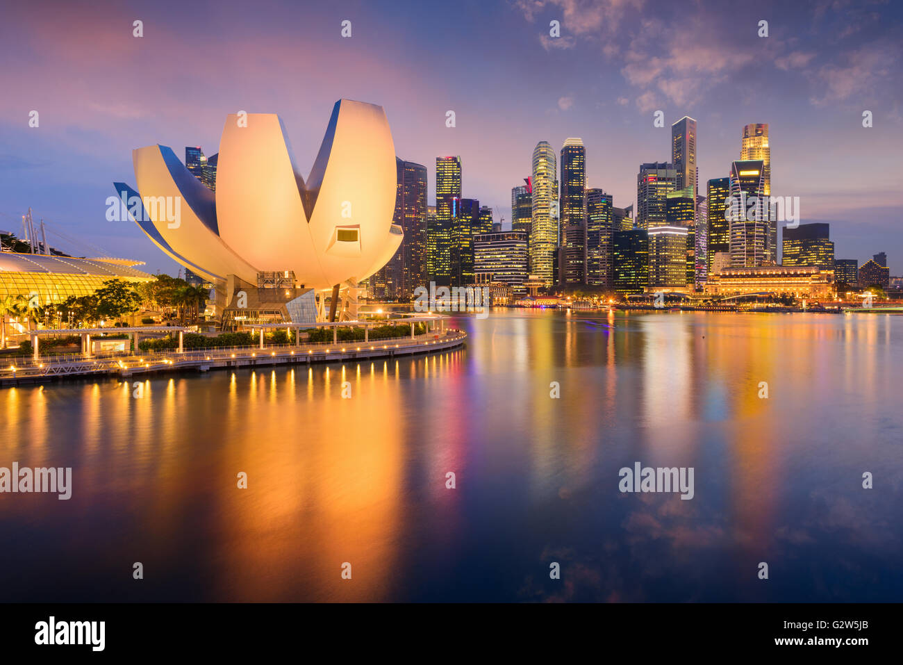 Lo skyline di Singapore presso la Marina durante il crepuscolo. Foto Stock