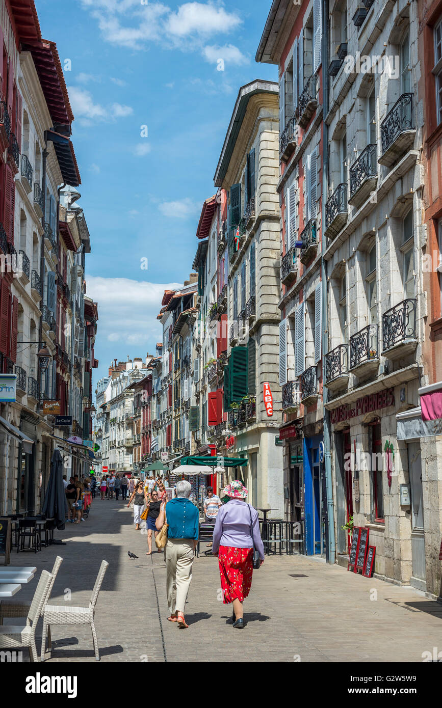 Persone che camminano in Rue de Espagne street, la strada principale dello shopping a Bayonne. Aquitaine, Francia. Foto Stock