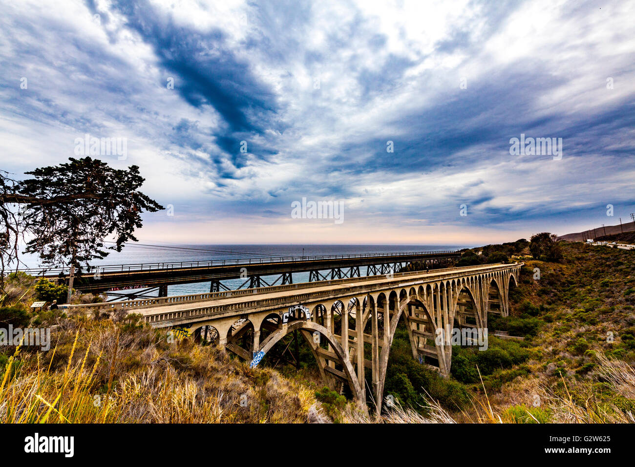 La Arroyo Hondo Bridge e traliccio vicino a Goleta in California lungo la panoramica strada statale 1 Foto Stock