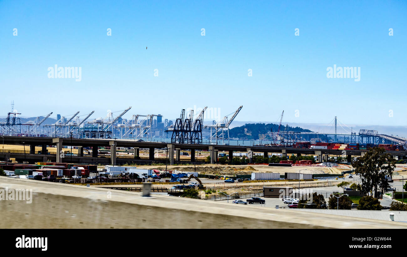 Il porto di Oakland, il Bay Bridge e San Francisco visto dalla Interstate 880 a Oakland California Foto Stock