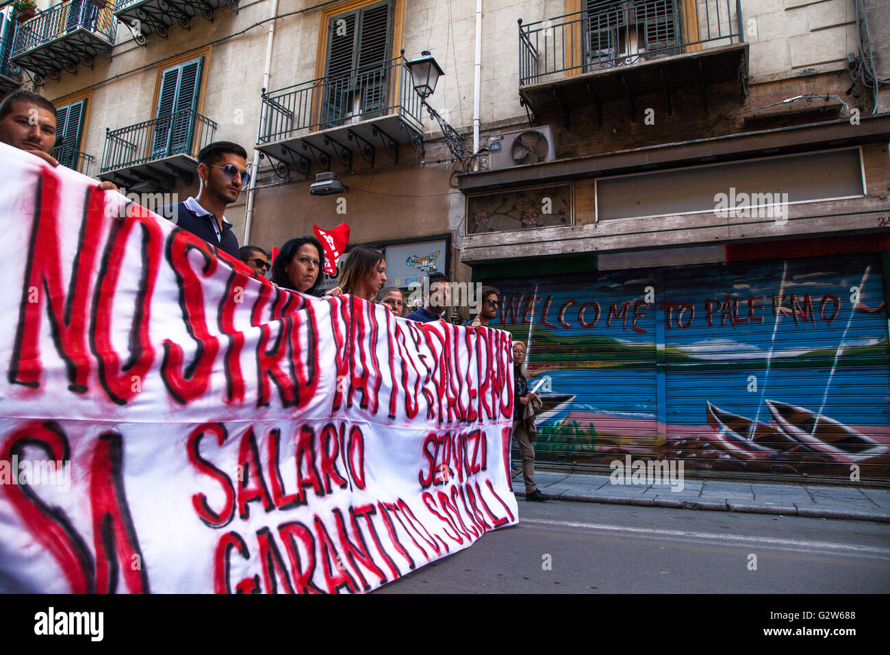 Un centinaio di studenti, i lavoratori temporanei e i senzatetto hanno manifestato contro il patto di Palermo firmato del Premier Matteo Renzi Foto Stock