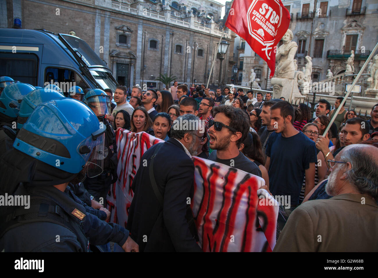 Un centinaio di studenti, i lavoratori temporanei e i senzatetto hanno manifestato contro il patto di Palermo firmato del Premier Matteo Renzi Foto Stock