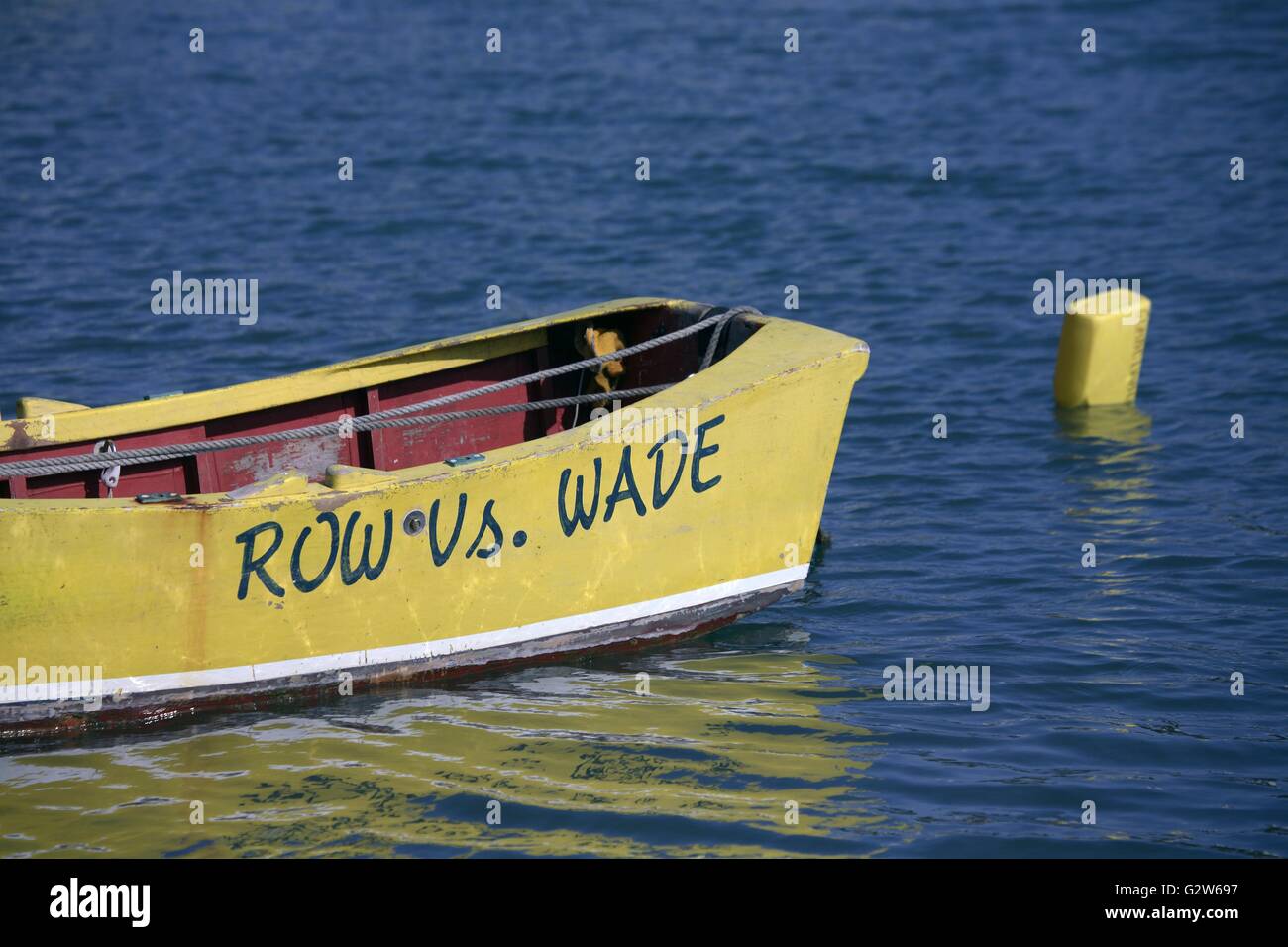 Una barca a remi ormeggiate gara con il nome di fila vs Wade in riferimento alla famosa aborto pregiudiziale da parte della Corte suprema di Sarasota in Florida. Foto Stock