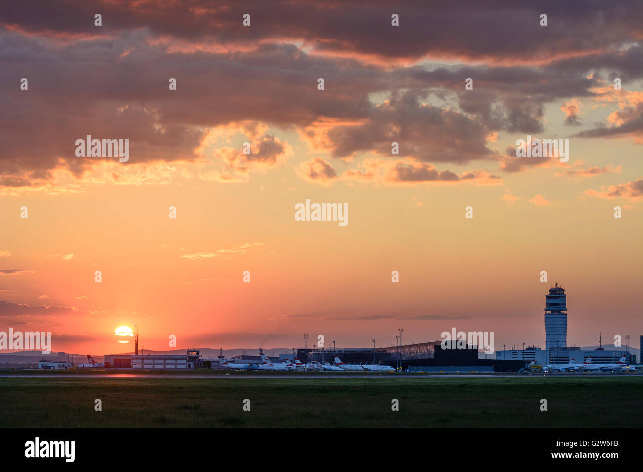 Aeroporto di Vienna : Tower , terminale e aeromobili, Austria, Vienna Wien Foto Stock