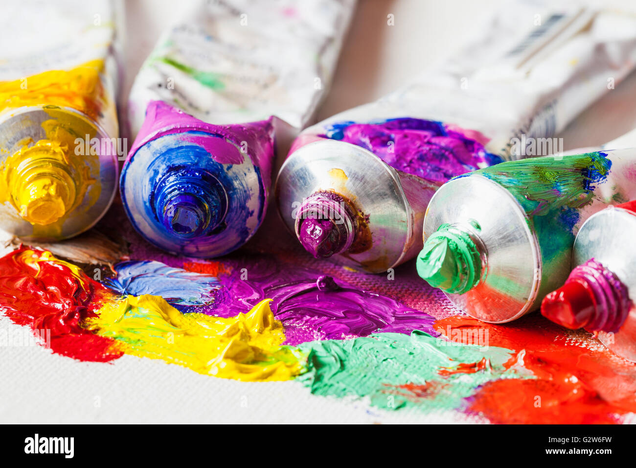 Tubi di pittura a olio closeup sulla tavolozza di un artista con vernici Foto Stock