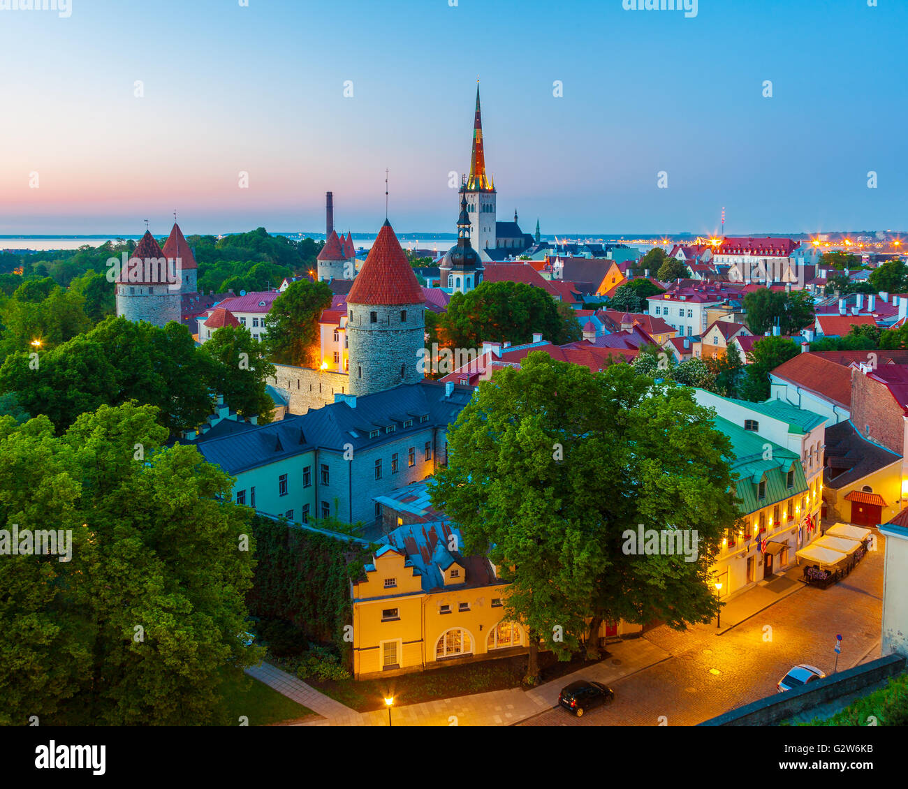Paesaggio urbano della città vecchia di Tallinn al crepuscolo, Estonia Foto Stock