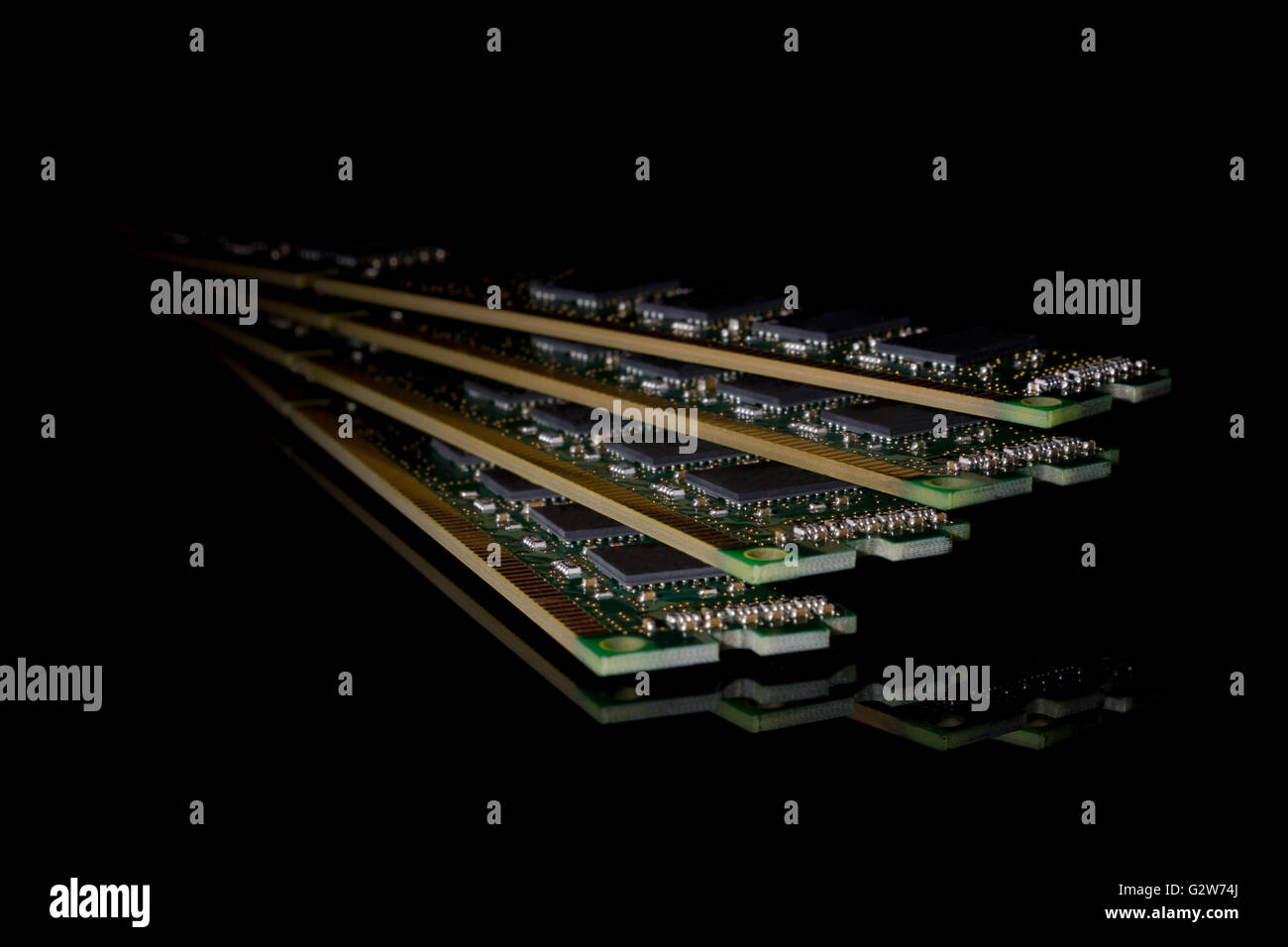 Raccolta elettronica - computer memoria ad accesso casuale (RAM) moduli su sfondo nero Foto Stock